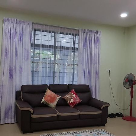 Ellis Lot 310 Villa Кучинг Екстериор снимка